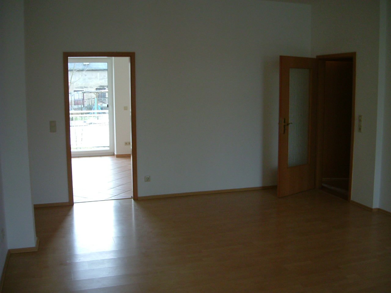 Vermietete 2-Raumwhg. in zentrumsnaher Lage! Großer Südbalkon, EBK, Tageslichtbad u. Stpl.!