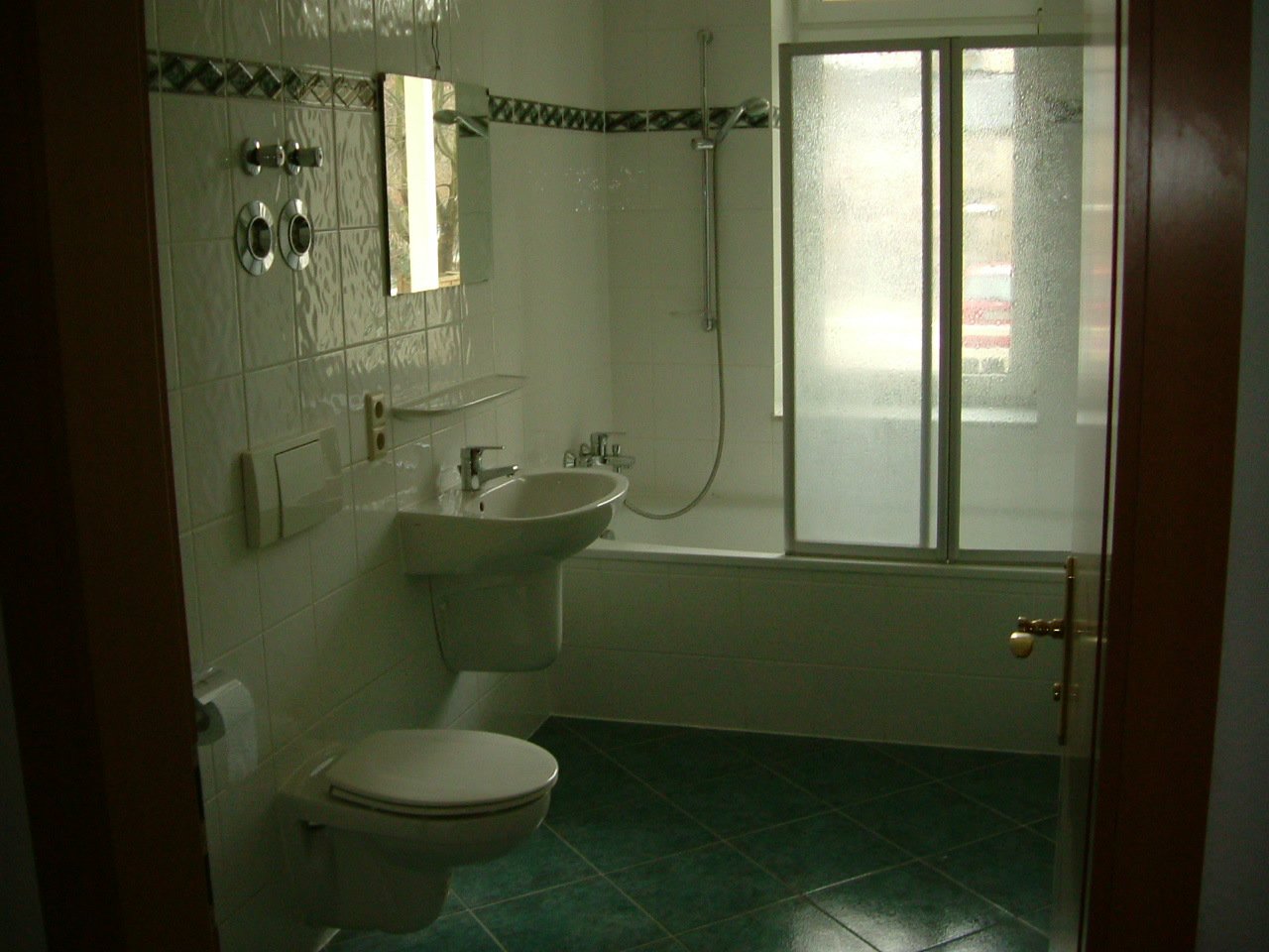 Vermietete 2-Raumwhg. in zentrumsnaher Lage! Großer Südbalkon, EBK, Tageslichtbad u. Stpl.!