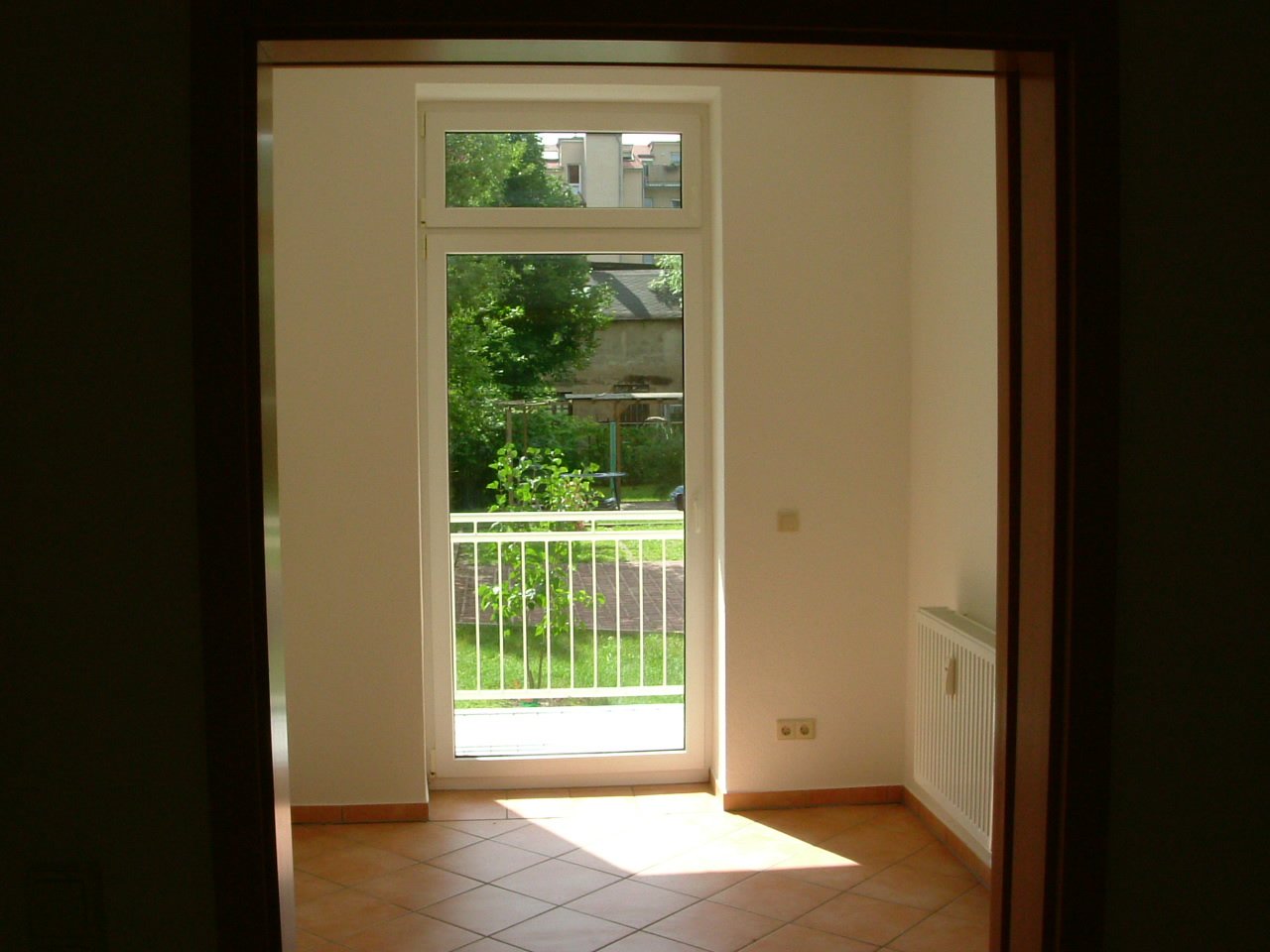 Vermietete 2-Raumwhg. in zentrumsnaher Lage! Großer Südbalkon, EBK, Tageslichtbad u. Stpl.!