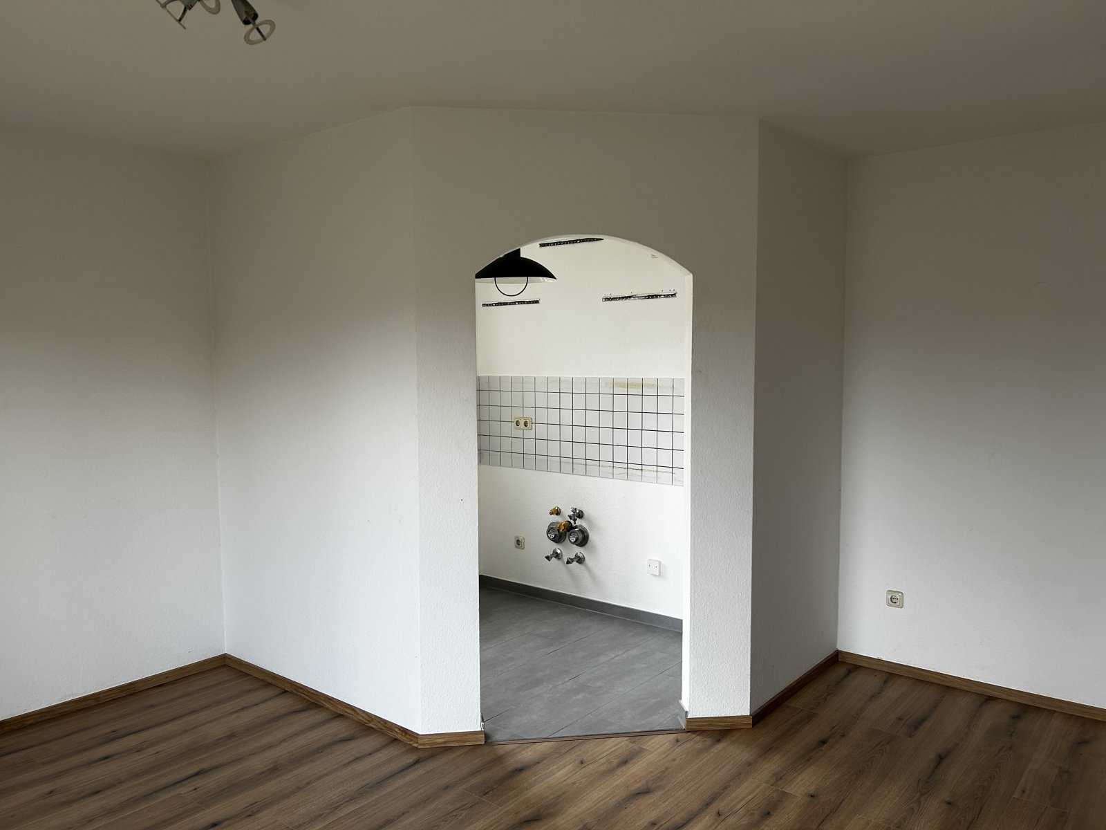 Ab 01.12.25!! Helle 1-Raum-Wohnung mit Tageslichtbad und Balkon Nähe HBK
