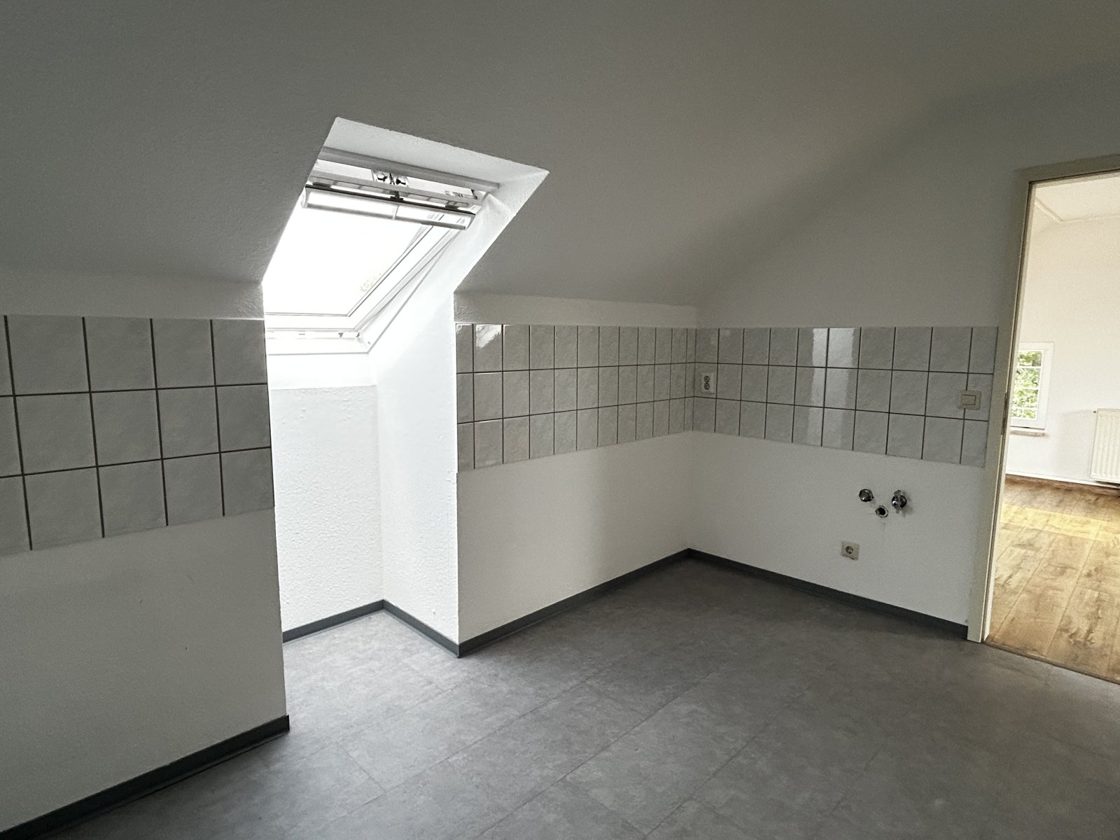 Schöne 3-Raum-Wohnung mit Stellplatz und Gartennutzung ; DG in Vielau-Reinsdorf!