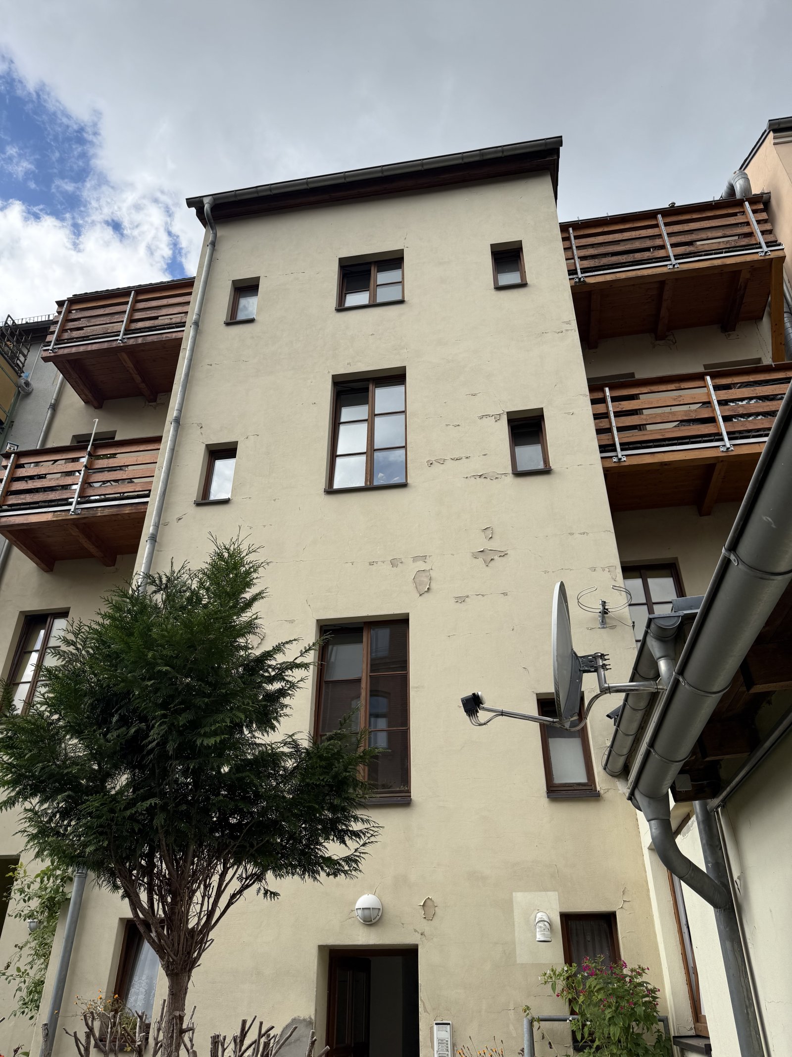 Denkmalgeschütztes MFH mit vermietetem Gewerbe + 4 WE´s mit Balkonanlage in Zwickau!