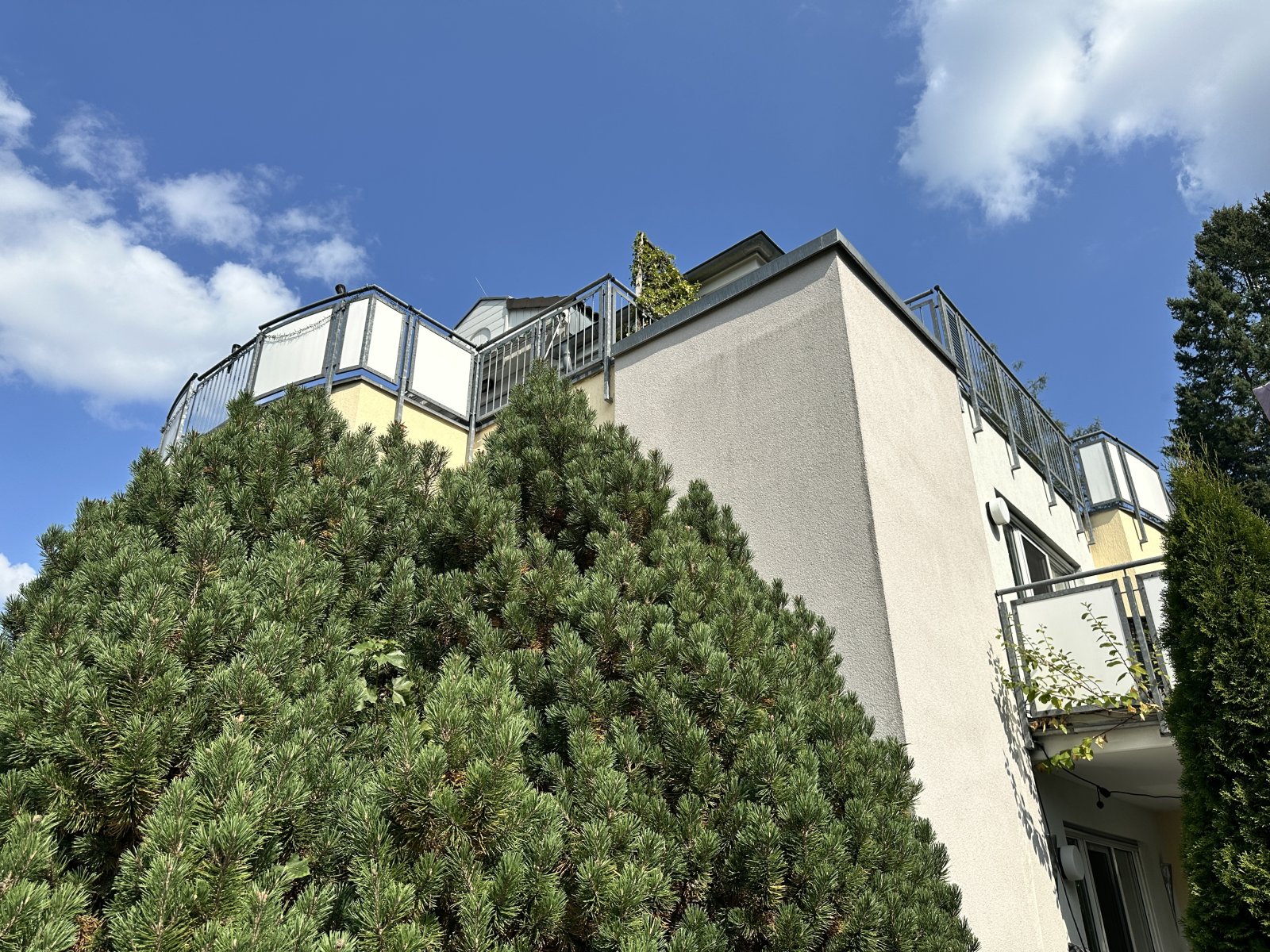 Schöne Penthousewohnung mit 3 großen Terrassen + TG-Stpl. direkt am Plauener Stadtpark!