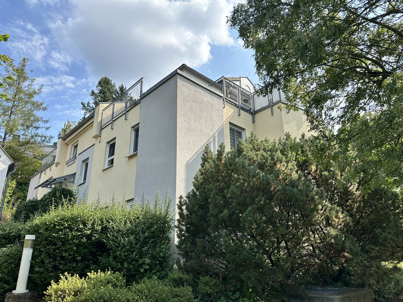 Schöne Penthousewohnung mit 3 großen Terrassen + TG-Stpl. direkt am Plauener Stadtpark!