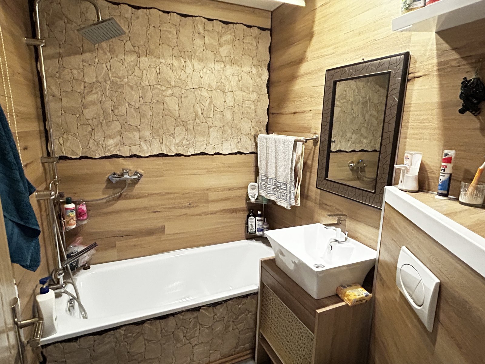 Modernisierte 3-Raum-Wohnung im 1. OG, Balkon u. Stellplatz