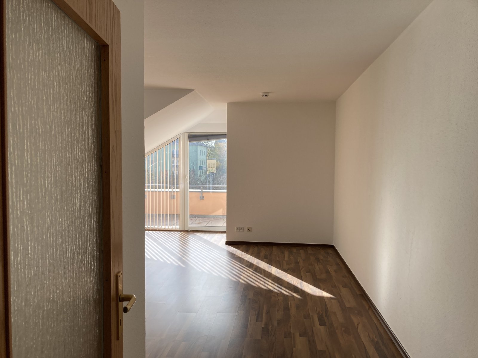 Attraktive, zentrumsnahe 3R.-Whg. mit großer Dachterrasse u. Stellpl.! Leerstehend