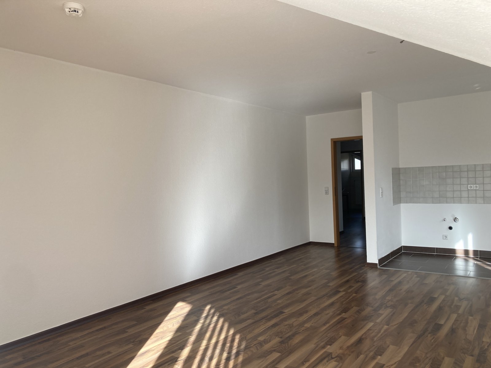 Attraktive, zentrumsnahe 3R.-Whg. mit großer Dachterrasse u. Stellpl.! Leerstehend