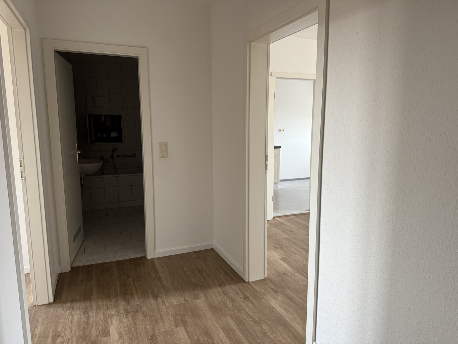 Ab 1.12.25! Renovierte 2-Raumwohnung mit Balkon und EBK! Zentrumsnah!