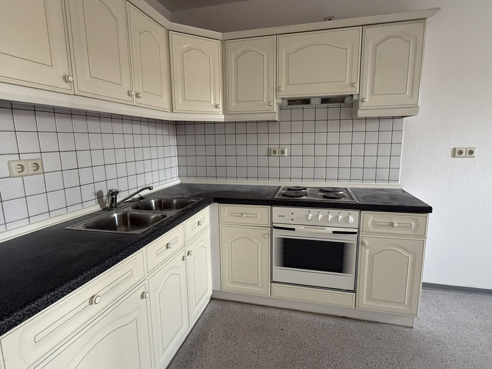 Ab 1.12.25! Renovierte 2-Raumwohnung mit Balkon und EBK! Zentrumsnah!