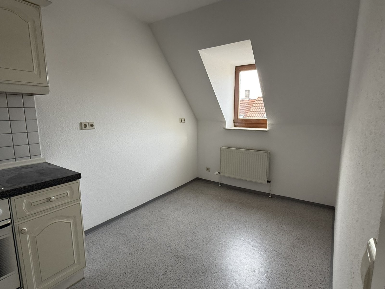 Ab 1.12.25! Renovierte 2-Raumwohnung mit Balkon und EBK! Zentrumsnah!