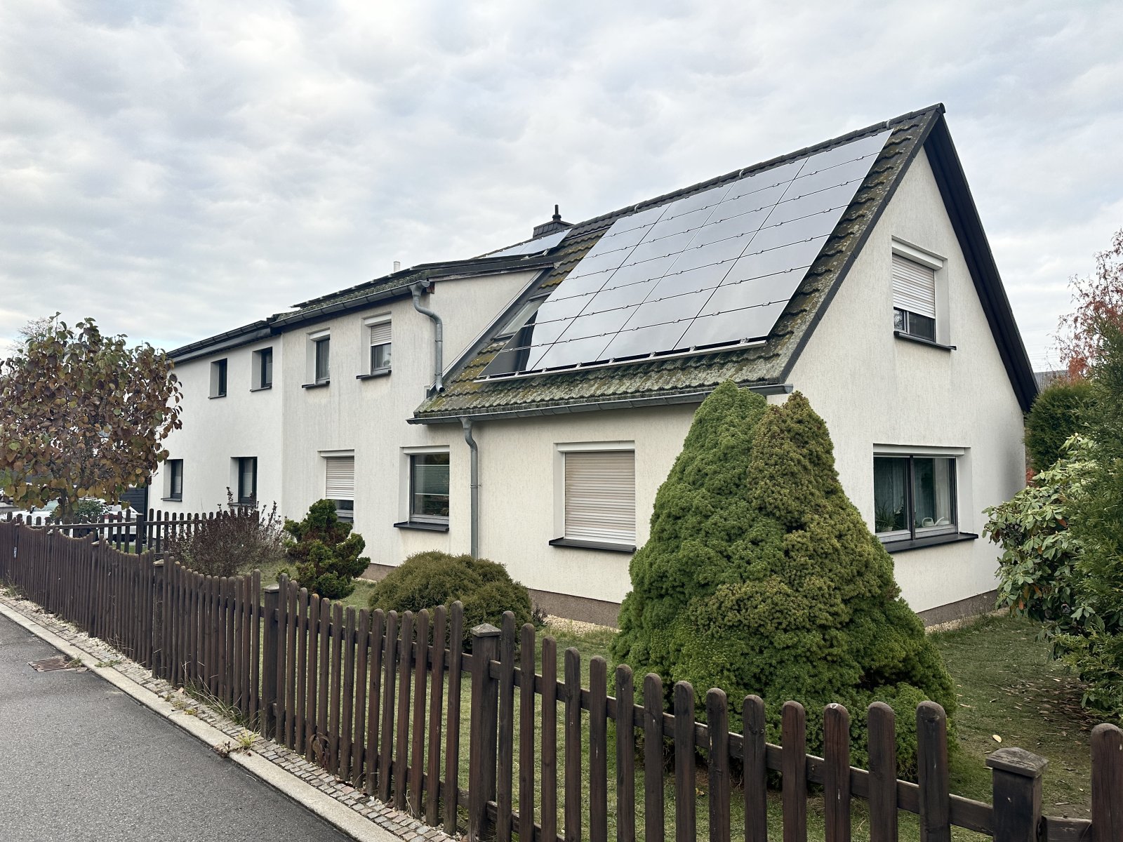 DHH in begehrter Lage, modernes + energieeffizientes Heizkonzept, großes Grundstück mit Sauna + Pool