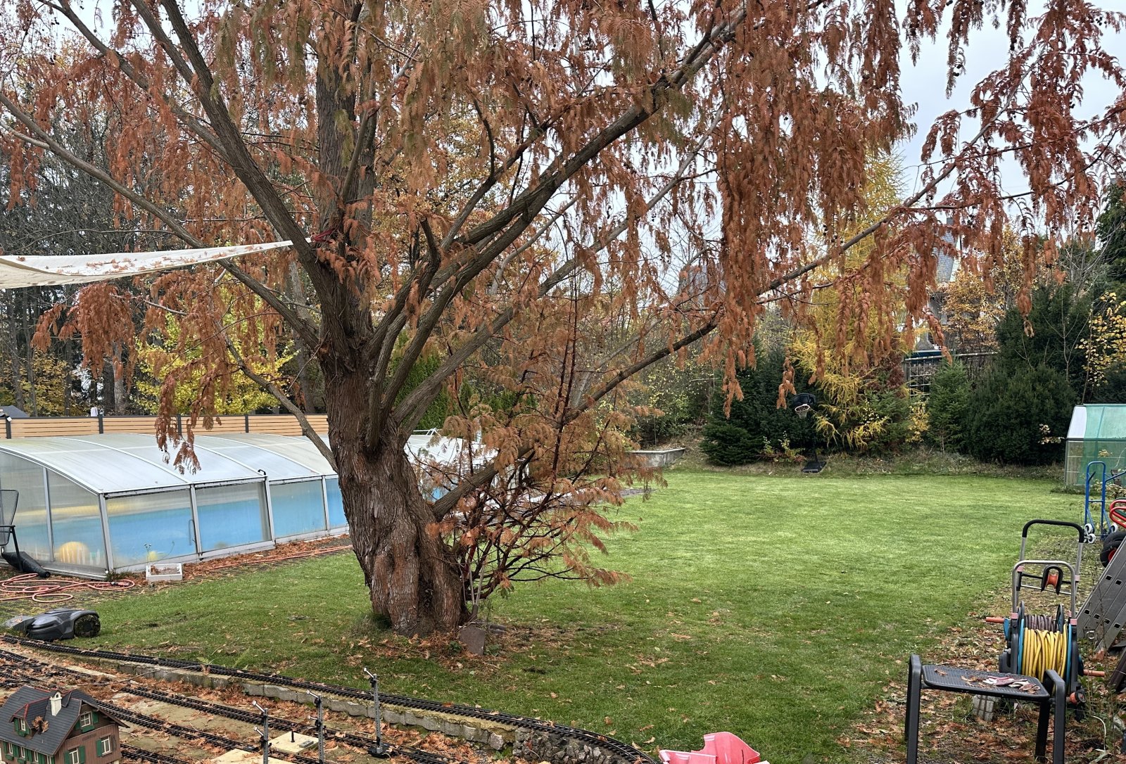 DHH in begehrter Lage, modernes + energieeffizientes Heizkonzept, großes Grundstück mit Sauna + Pool