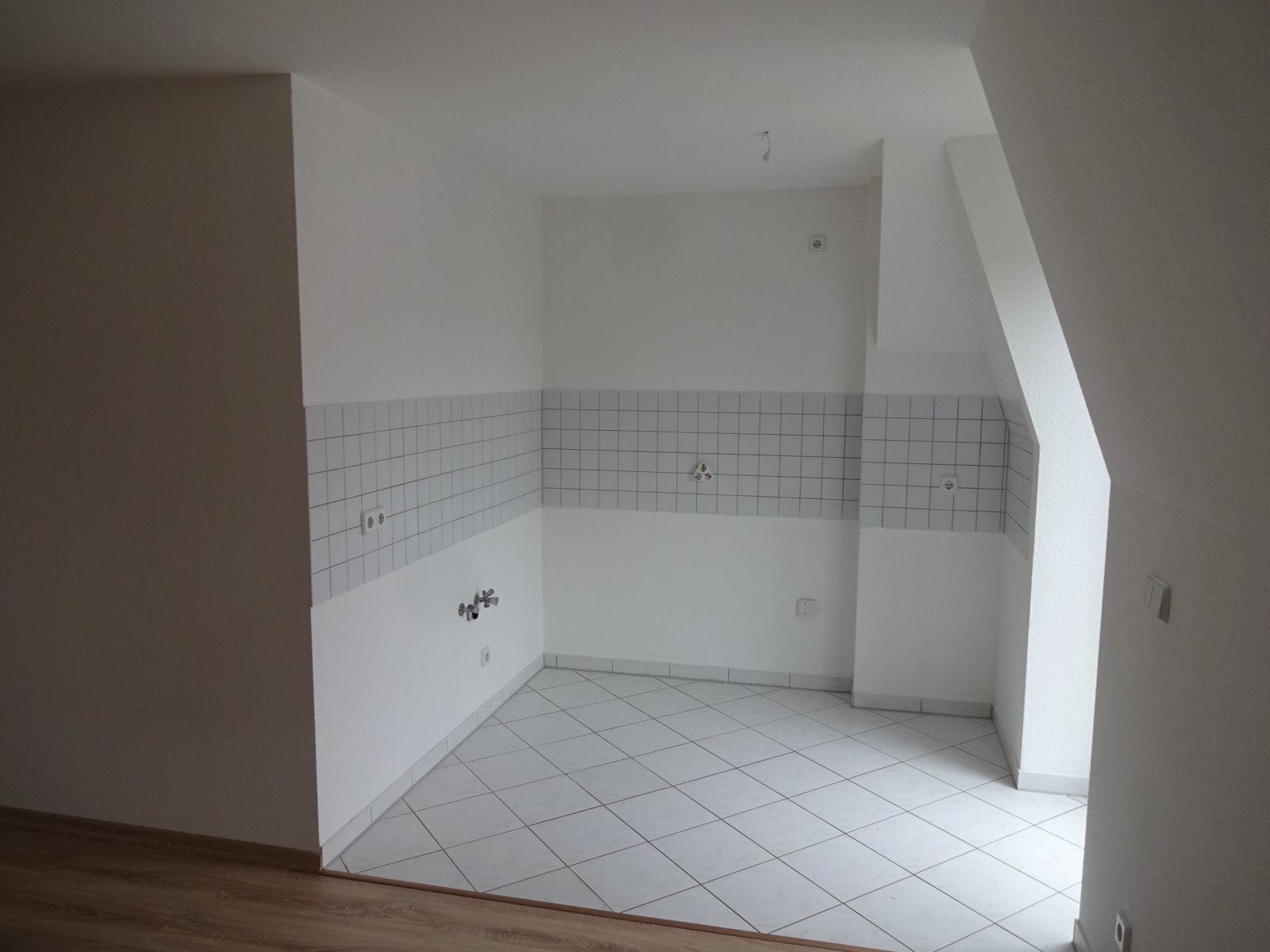 Ab 01.03.26!!!Schöne 2-Raum-Wohnung in Kulturdenkmal! 1. DG, Bad mit Wanne, offener Kochbereich und Balkon