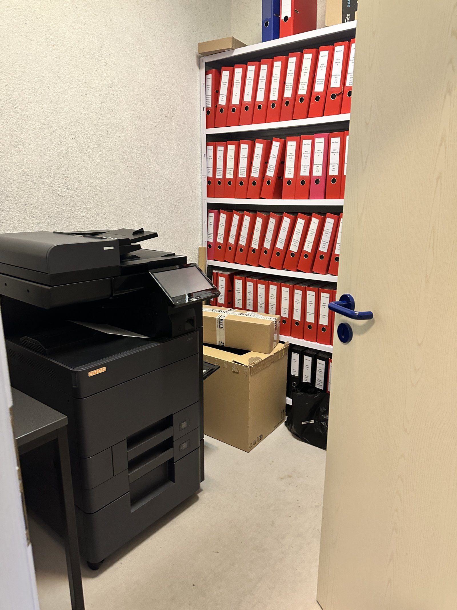 Zentrumsnahe Büroeinheit mit 9 Stellpl., Teeküche & Gäste-WC in Auerbach/V.! Leerstand!