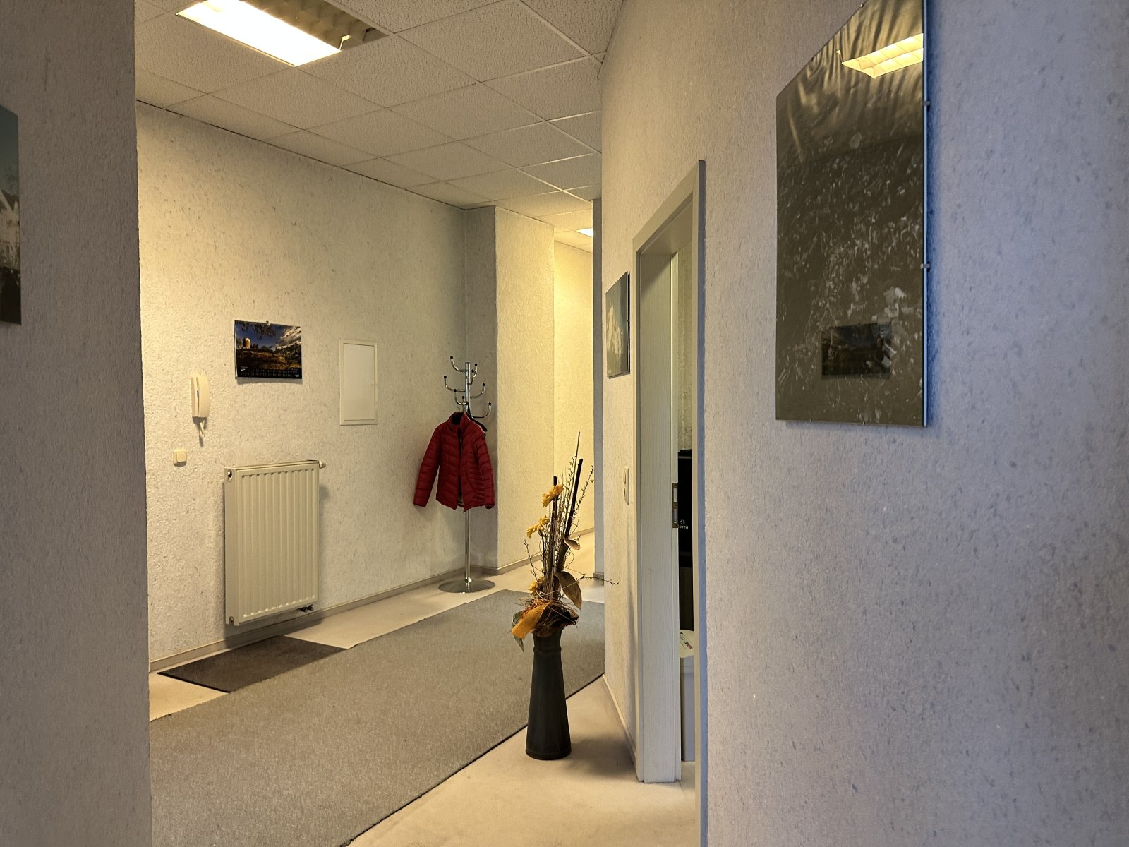 Zentrumsnahe Büroeinheit mit 9 Stellpl., Teeküche & Gäste-WC in Auerbach/V.! Leerstand!