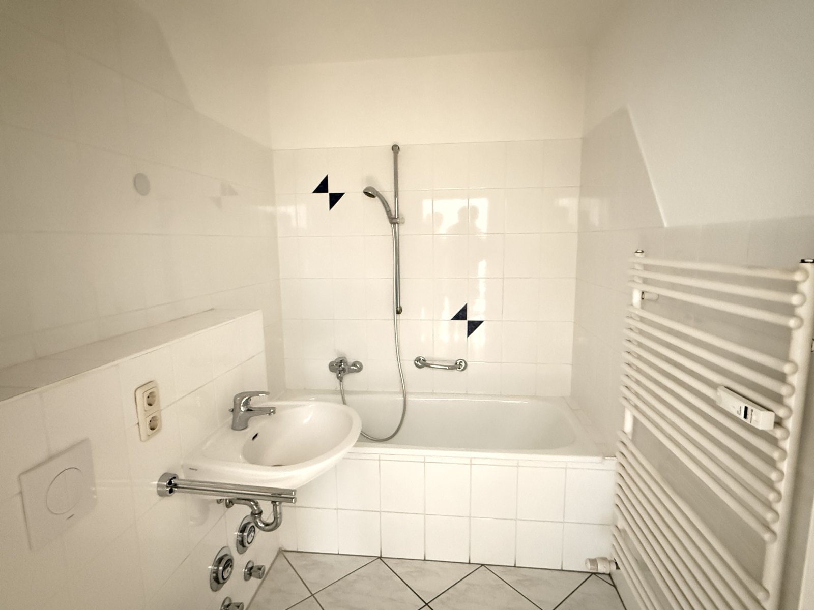 Zentrumsnahe 2-Raumwohnung mit Balkon! Leer ab 1.1.26!