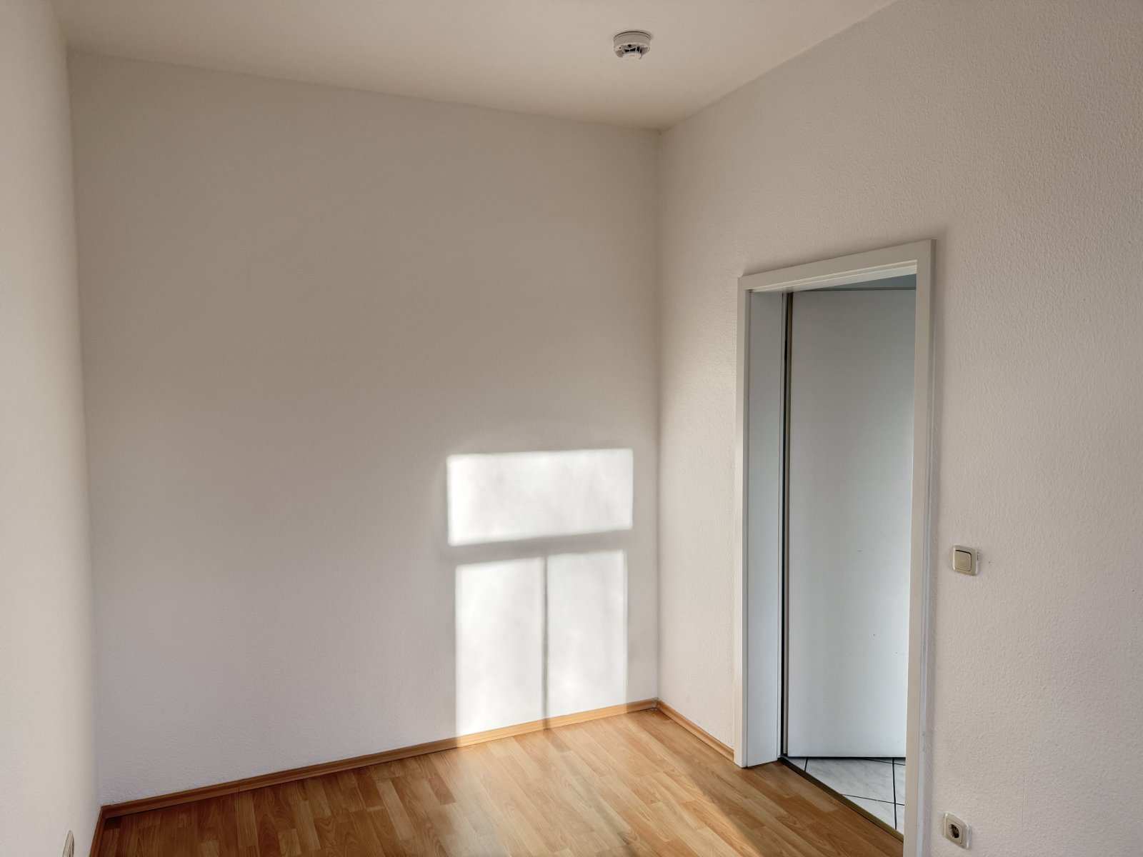 Zentrumsnahe 2-Raumwohnung mit Balkon! Leer ab 1.1.26!