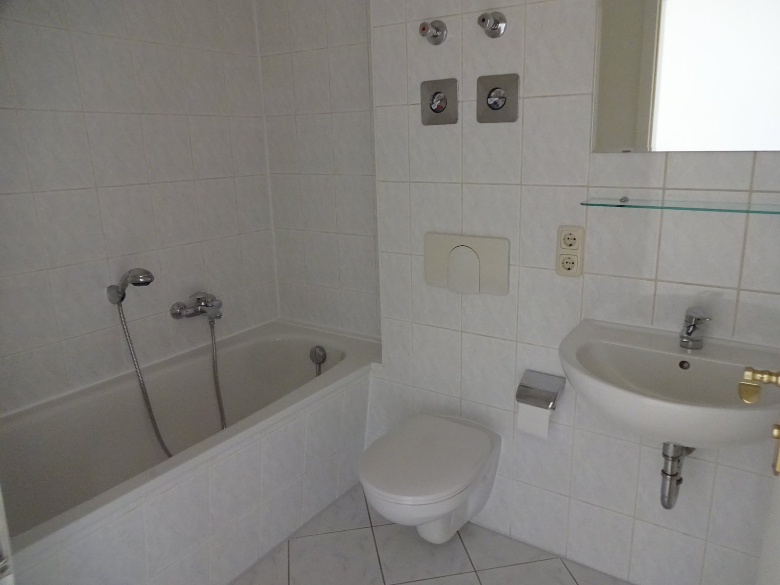 Vermietete 2-Raum DG-Wohnung mit Balkon und Stellplatz in Marienthal!