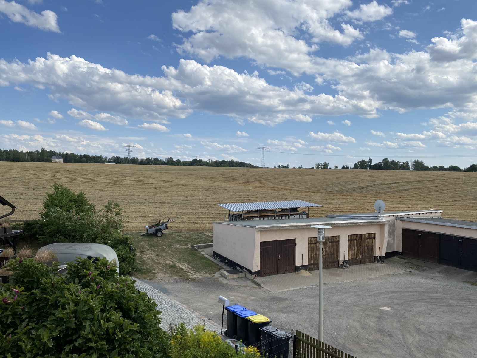 Entkernte Doppelhaushälfte mit 2 Garagen, Tageslichtbad & Garten in ruhiger Lage!