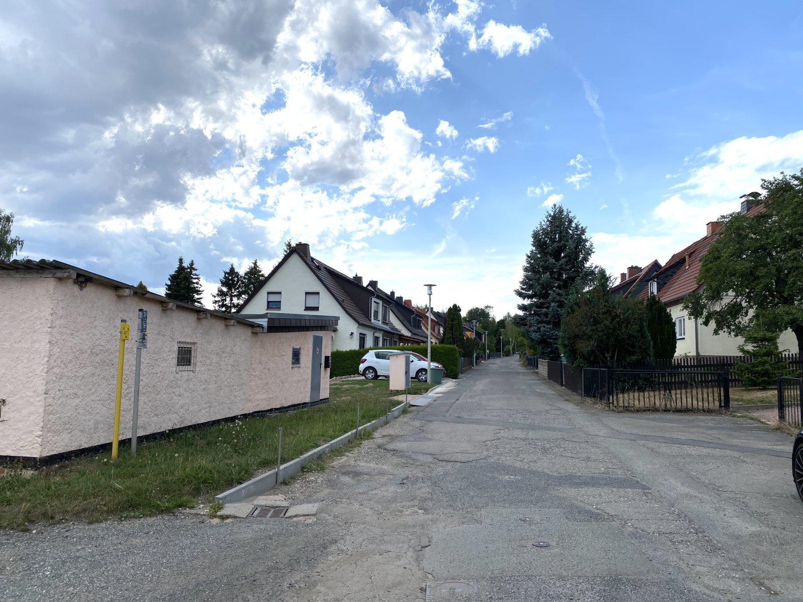 Entkernte Doppelhaushälfte mit 2 Garagen, Tageslichtbad & Garten in ruhiger Lage!