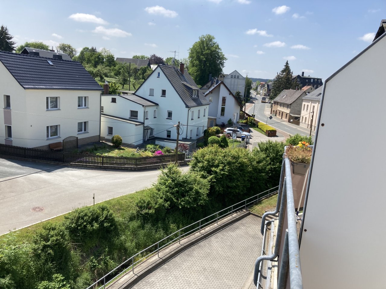 Erstbezug! Fraureuth; Schöne frisch renovierte 3-Zimmer Dachgeschosswohnung mit Balkon!