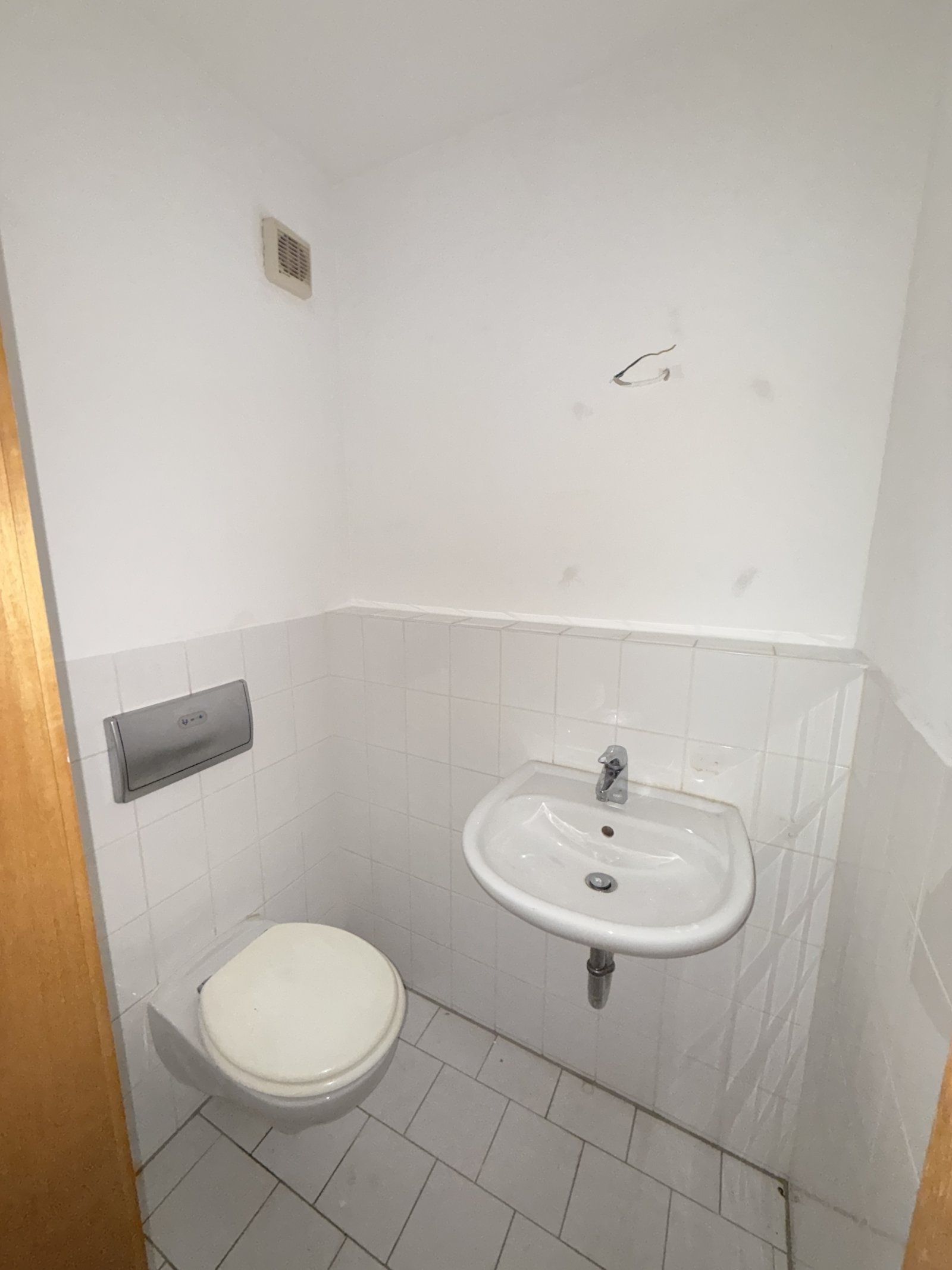 4-Raumwohnung mit Terrasse, Gäste-WC u. TG-Stpl. in ruhiger Lage! Leerstand!