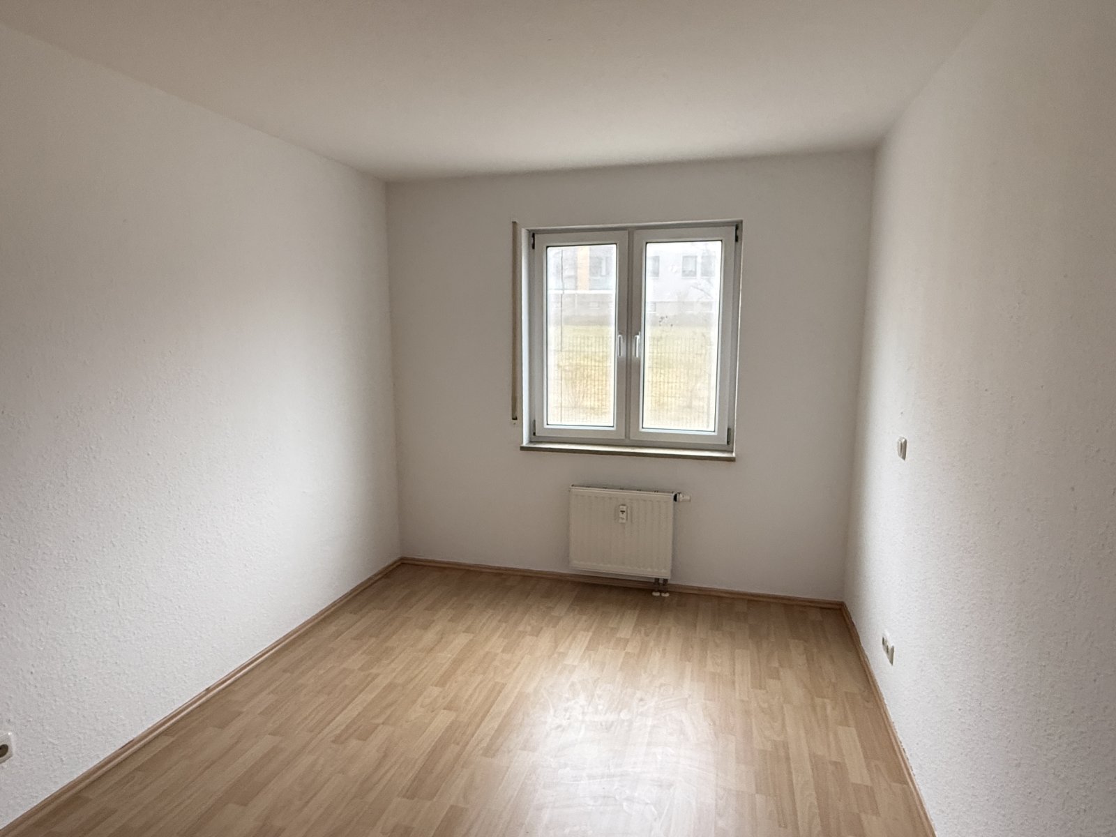4-Raumwohnung mit Terrasse, Gäste-WC u. TG-Stpl. in ruhiger Lage! Leerstand!