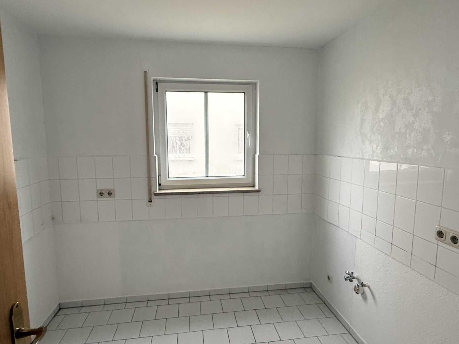 4-Raumwohnung mit Terrasse, Gäste-WC u. TG-Stpl. in ruhiger Lage! Leerstand!