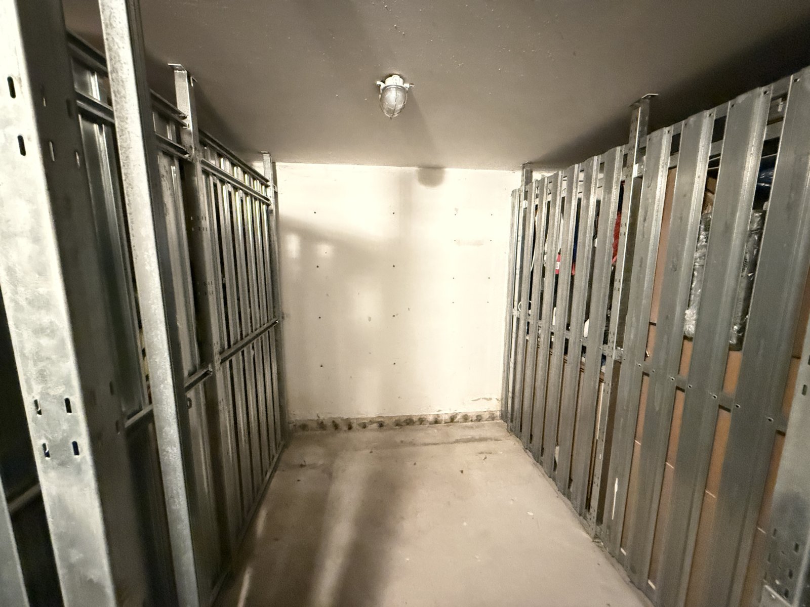 4-Raumwohnung mit Terrasse, Gäste-WC u. TG-Stpl. in ruhiger Lage! Leerstand!