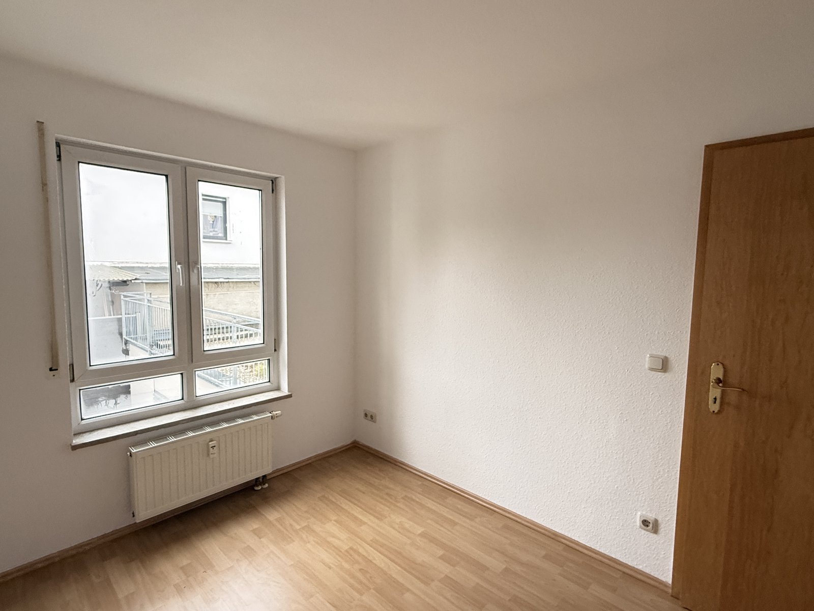 4-Raumwohnung mit Terrasse, Gäste-WC u. TG-Stpl. in ruhiger Lage! Leerstand!