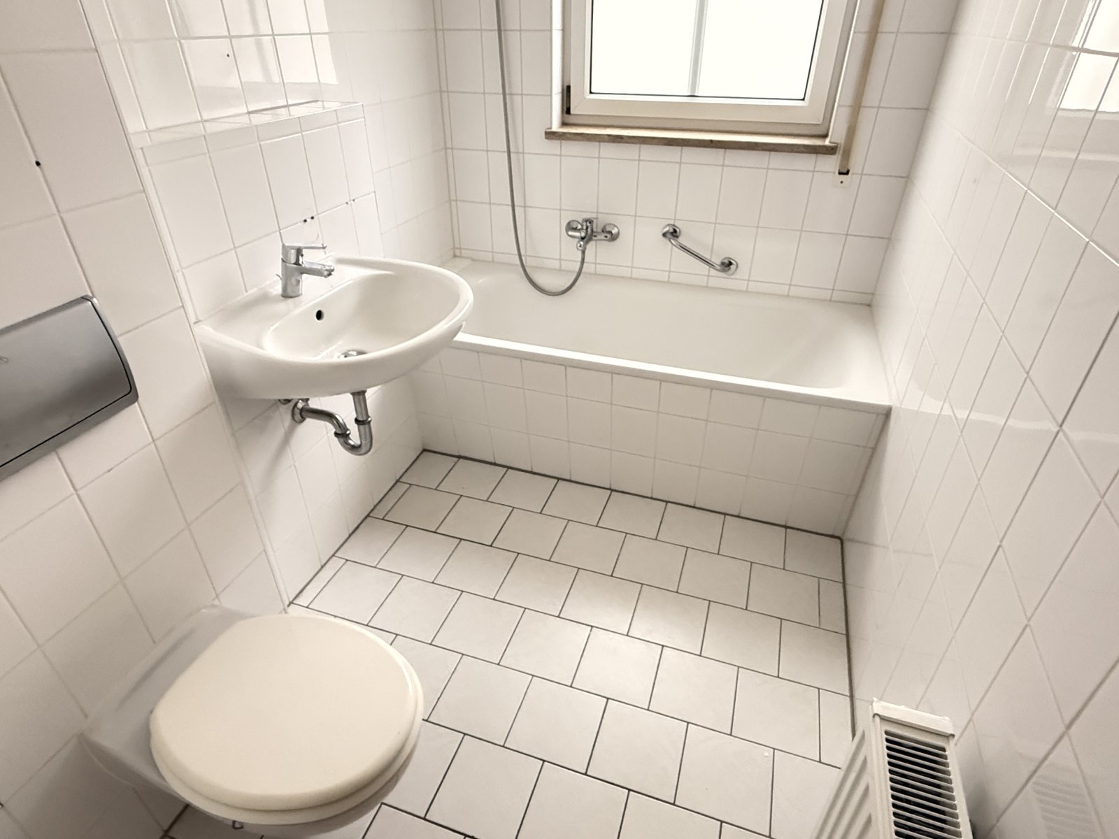 4-Raumwohnung mit Terrasse, Gäste-WC u. TG-Stpl. in ruhiger Lage! Leerstand!