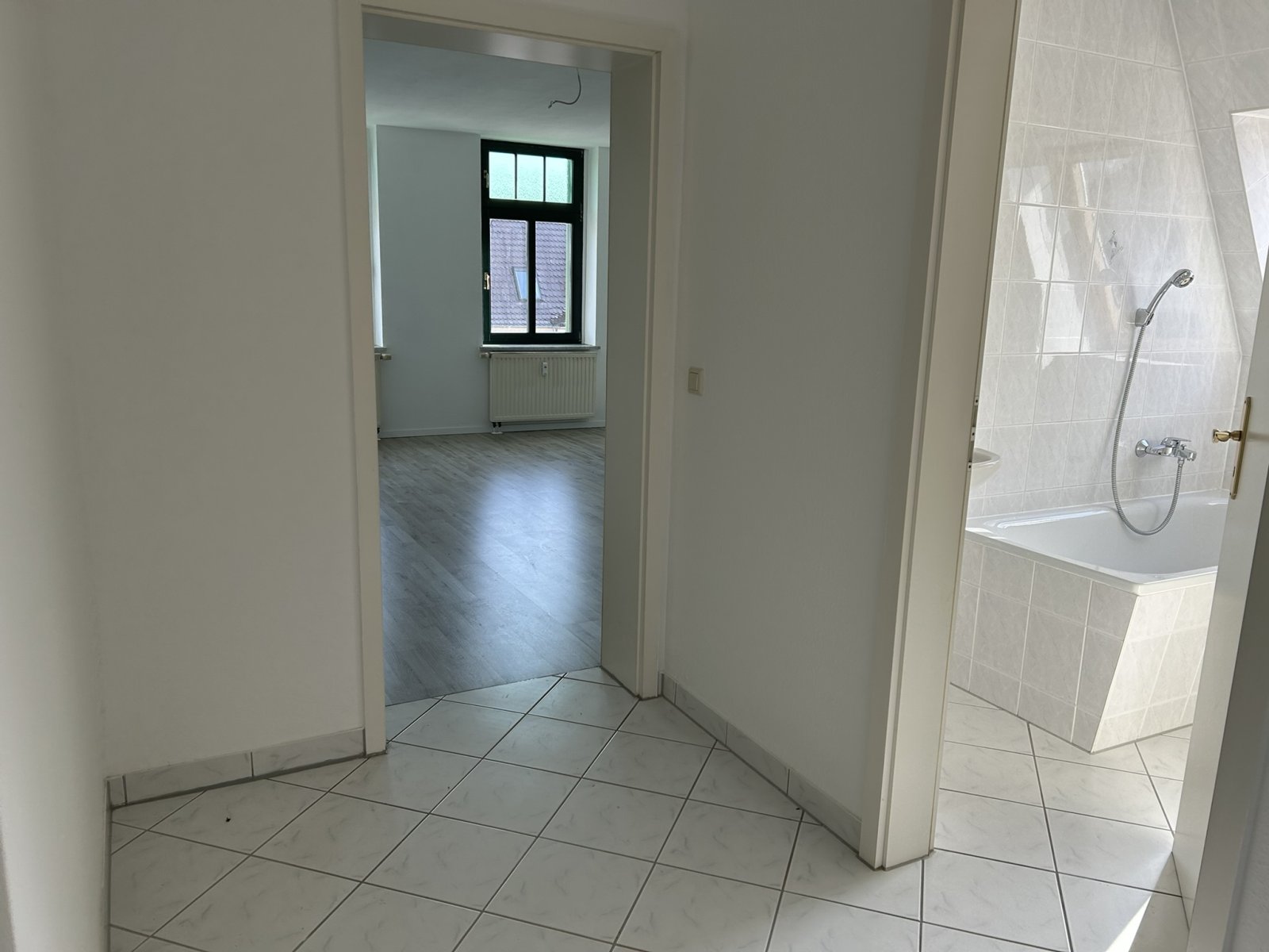 Ab 1.12.25! Beliebte Wohngegend, 2-R-Whg. im DG, Balkon und Tageslichtbad!