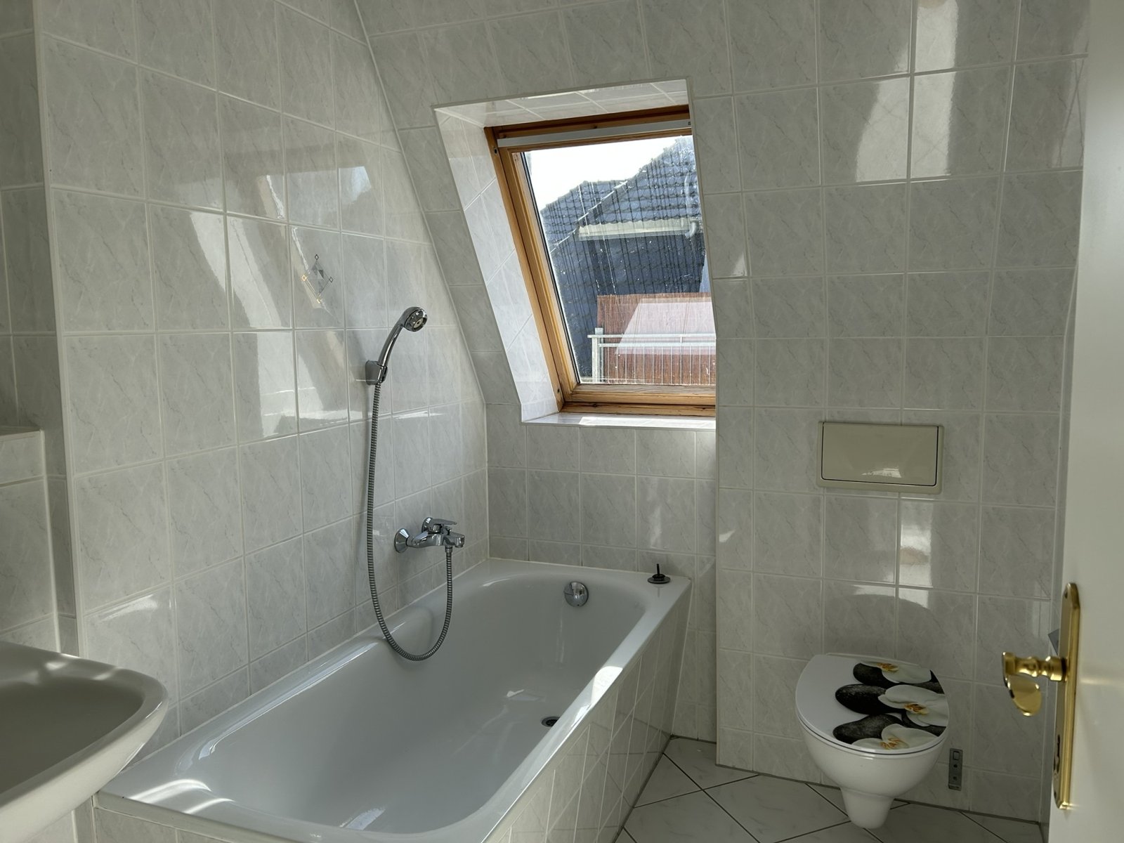 Ab 1.12.25! Beliebte Wohngegend, 2-R-Whg. im DG, Balkon und Tageslichtbad!