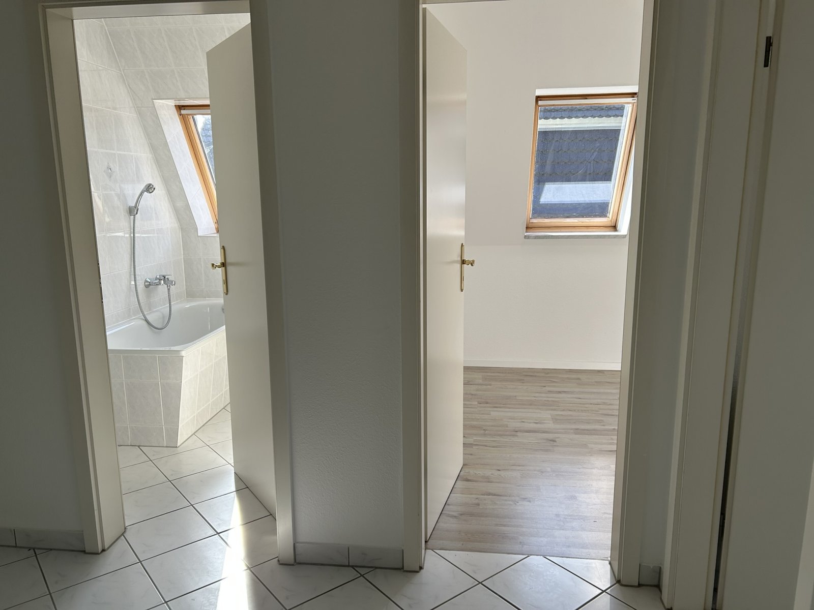 Ab 1.12.25! Beliebte Wohngegend, 2-R-Whg. im DG, Balkon und Tageslichtbad!