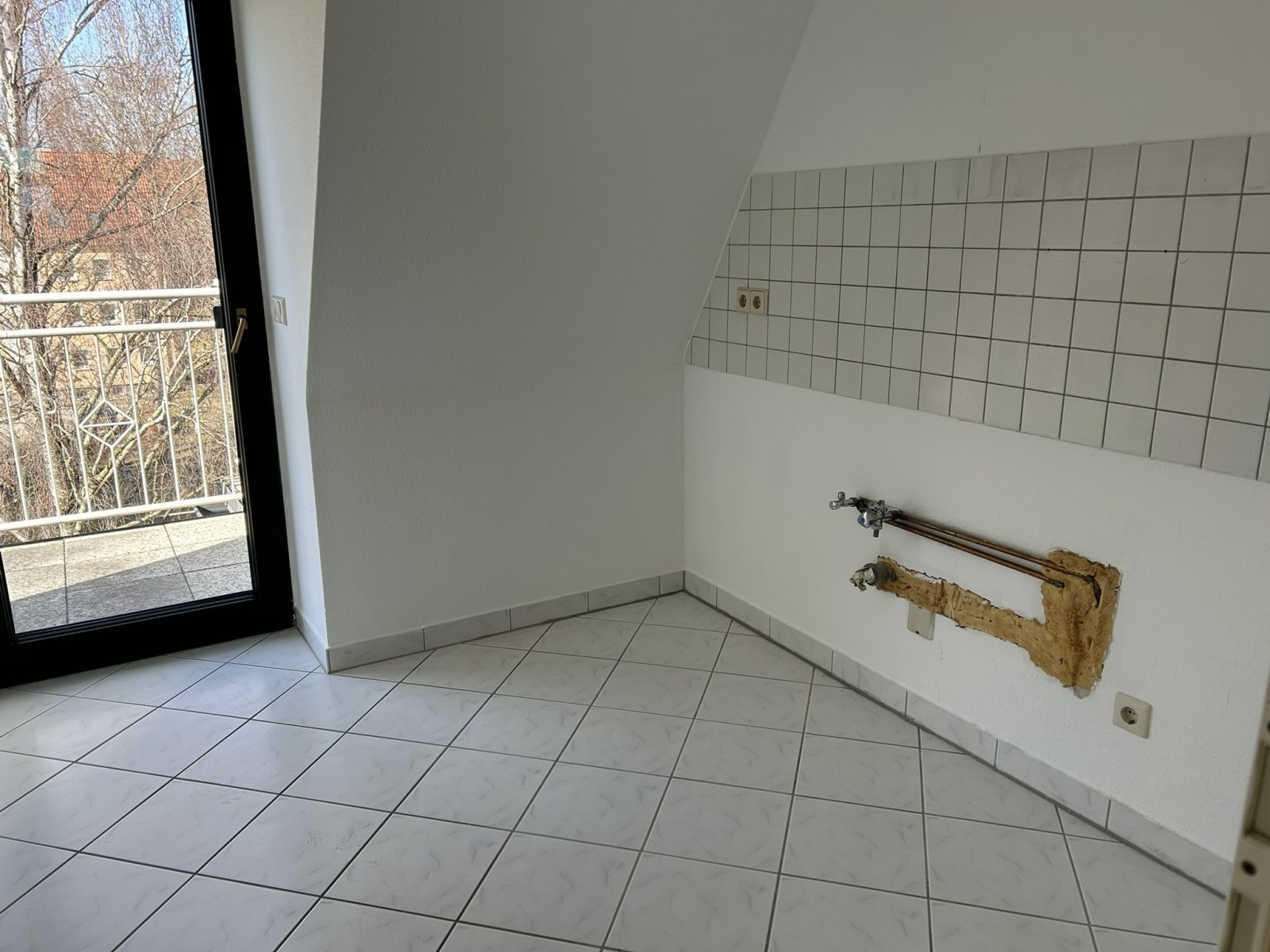 Ab 1.12.25! Beliebte Wohngegend, 2-R-Whg. im DG, Balkon und Tageslichtbad!