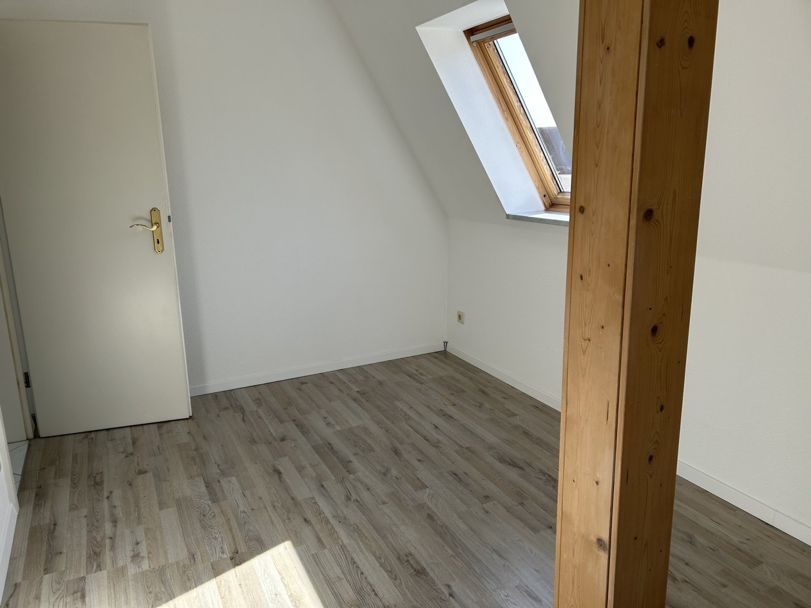 Ab 1.12.25! Beliebte Wohngegend, 2-R-Whg. im DG, Balkon und Tageslichtbad!