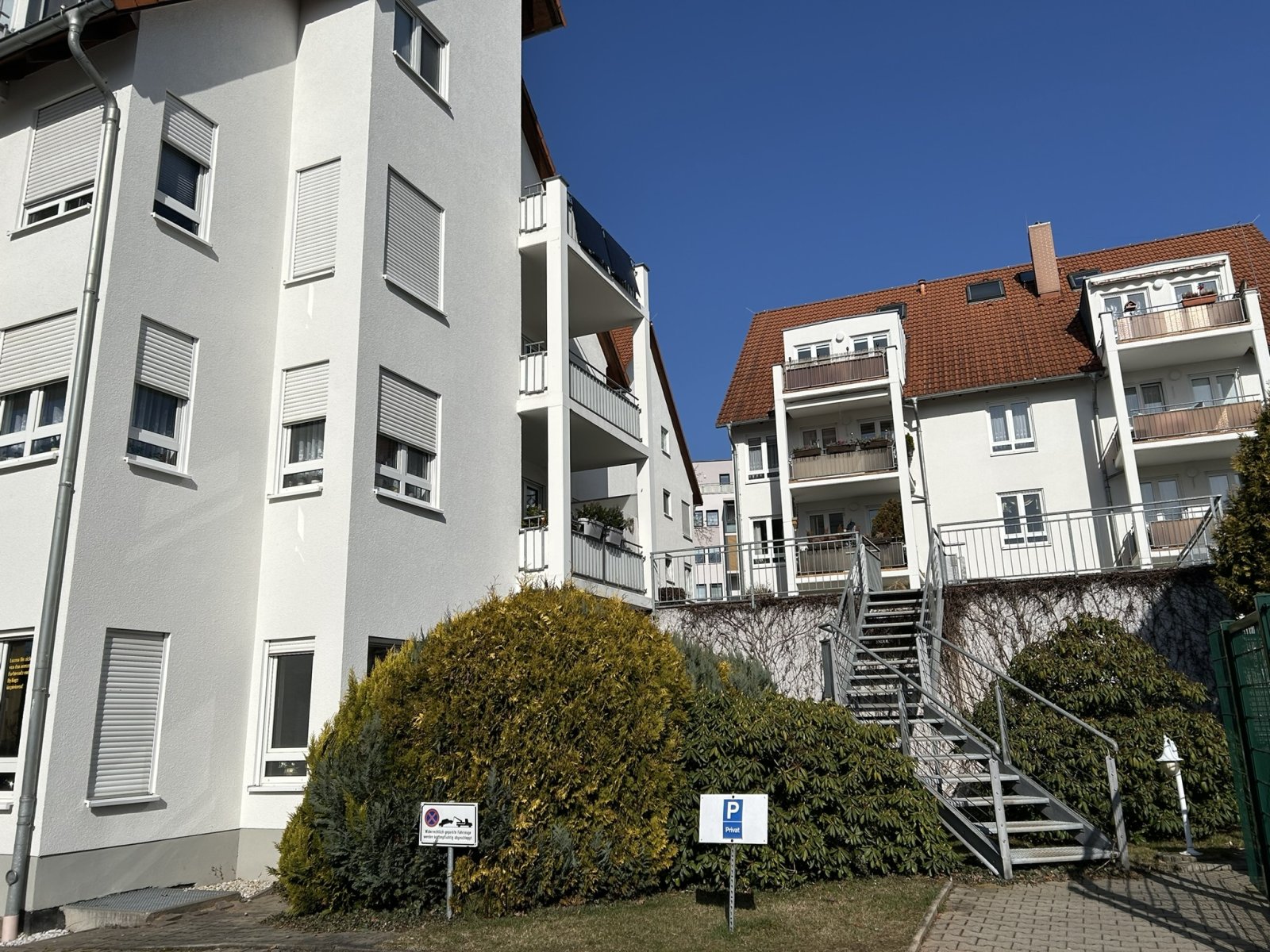 4-Raumwohnung mit Terrasse, Gäste-WC u. TG-Stpl. in ruhiger Lage! Leerstand!