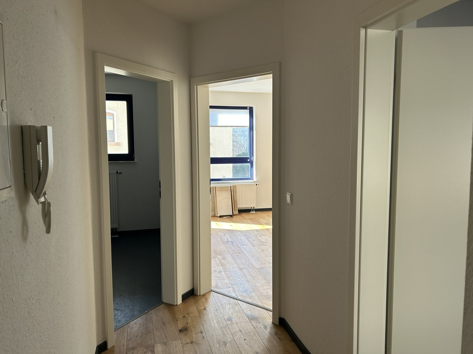 Schöne Wohnung in Marienthal, beliebte Lage, Laminat, Stellplätze vor dem Haus und EBK