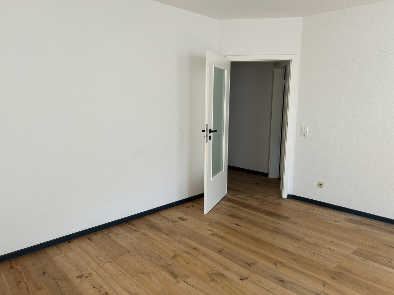 Schöne Wohnung in Marienthal, beliebte Lage, Laminat, Stellplätze vor dem Haus und EBK