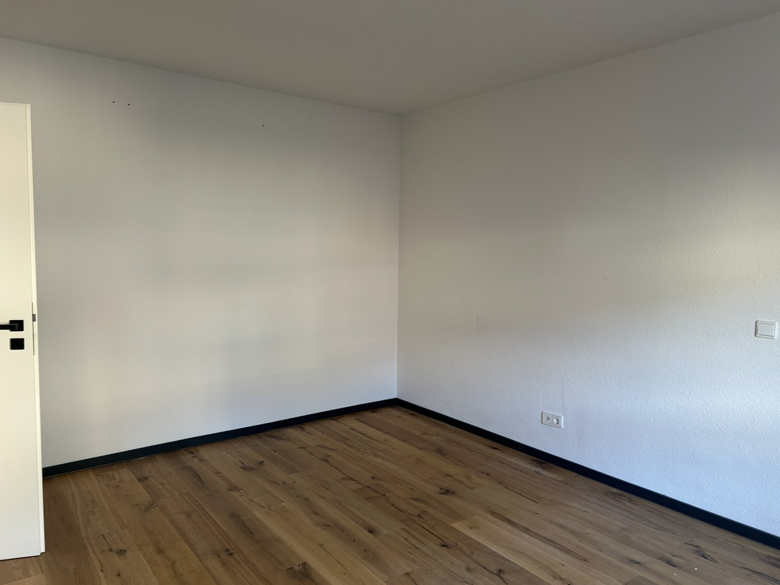 Schöne Wohnung in Marienthal, beliebte Lage, Laminat, Stellplätze vor dem Haus und EBK