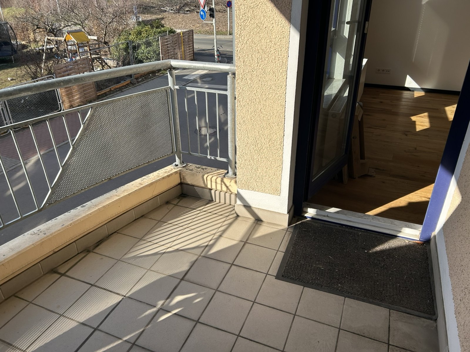 Schöne Wohnung in Marienthal, beliebte Lage, Laminat, Stellplätze vor dem Haus und EBK