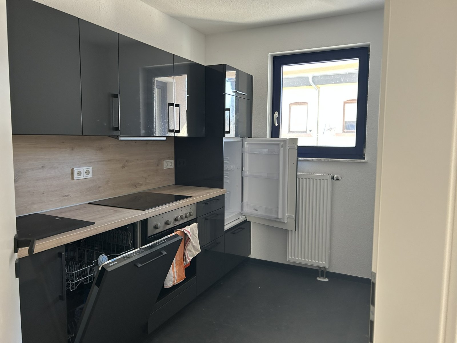 Schöne Wohnung in Marienthal, beliebte Lage, Laminat, Stellplätze vor dem Haus und EBK