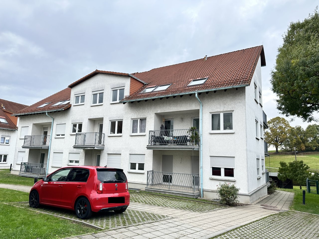 Frisch renoviert! 2-Raumwhg. mit Balkon, TG-Stpl. (duplex, saniert), Neubau 1997!