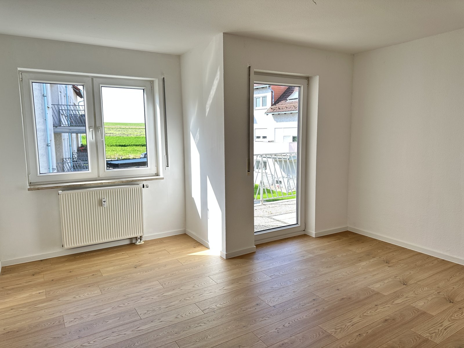 Frisch renoviert! 2-Raumwhg. mit Balkon, TG-Stpl. (duplex, saniert), Neubau 1997!