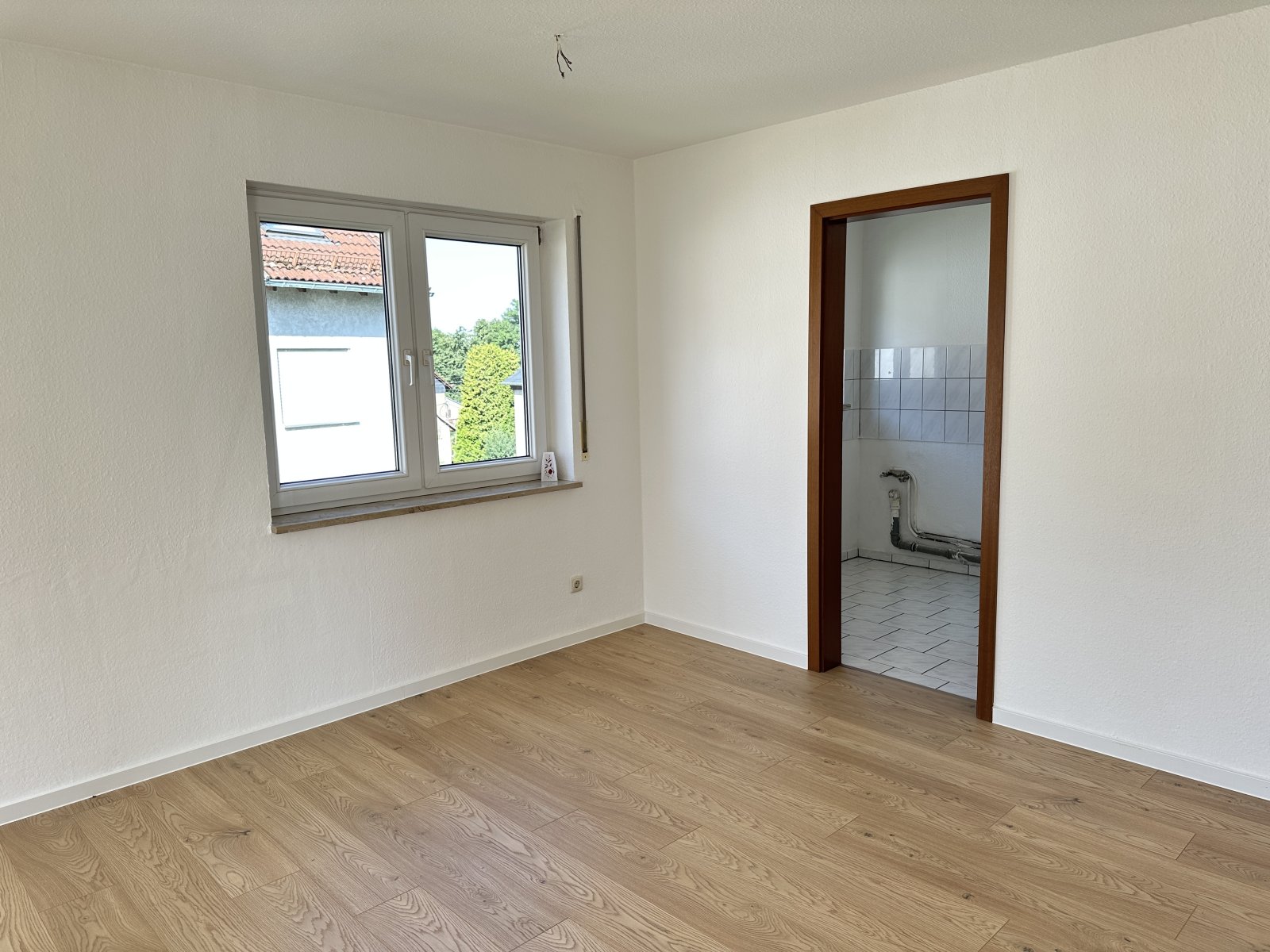 Frisch renoviert! 2-Raumwhg. mit Balkon, TG-Stpl. (duplex, saniert), Neubau 1997!