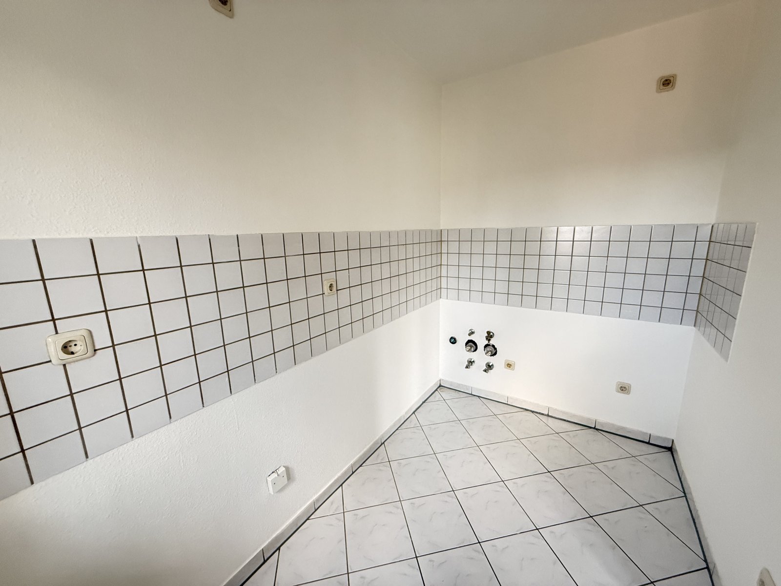 Sanierte 1,5-Raumwohnung mit Balkon und Stellplatz in Marienthal!