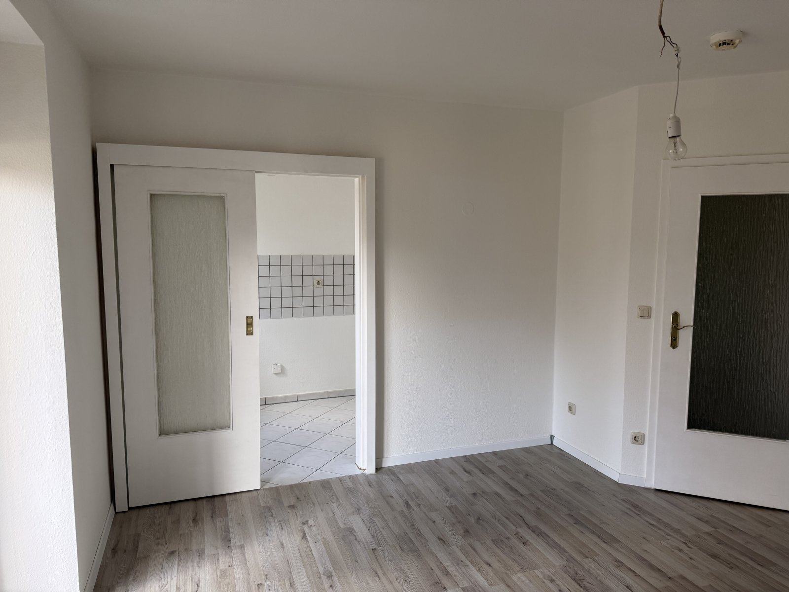 Sanierte 1,5-Raumwohnung mit Balkon und Stellplatz in Marienthal!