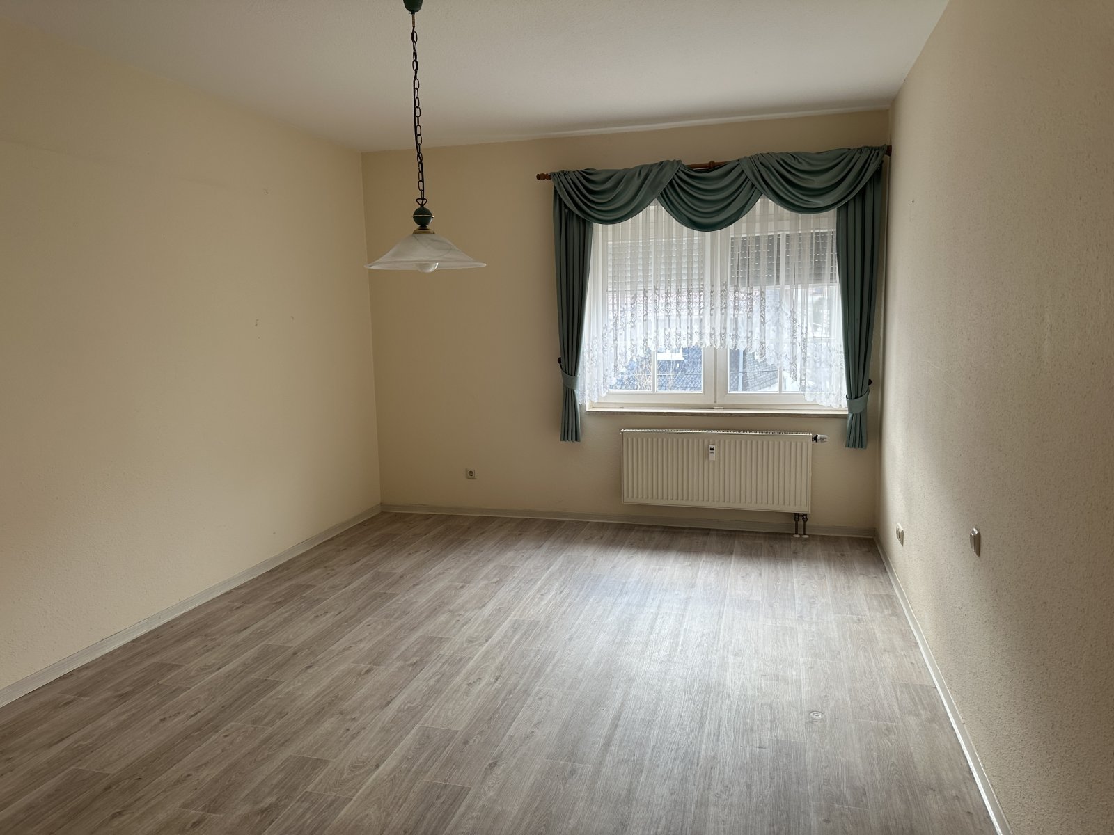 Attraktive 3-Raumwohnung mit Balkon & Carport-Stellplatz in Fraureuth! Modernisierungsbedürftig!