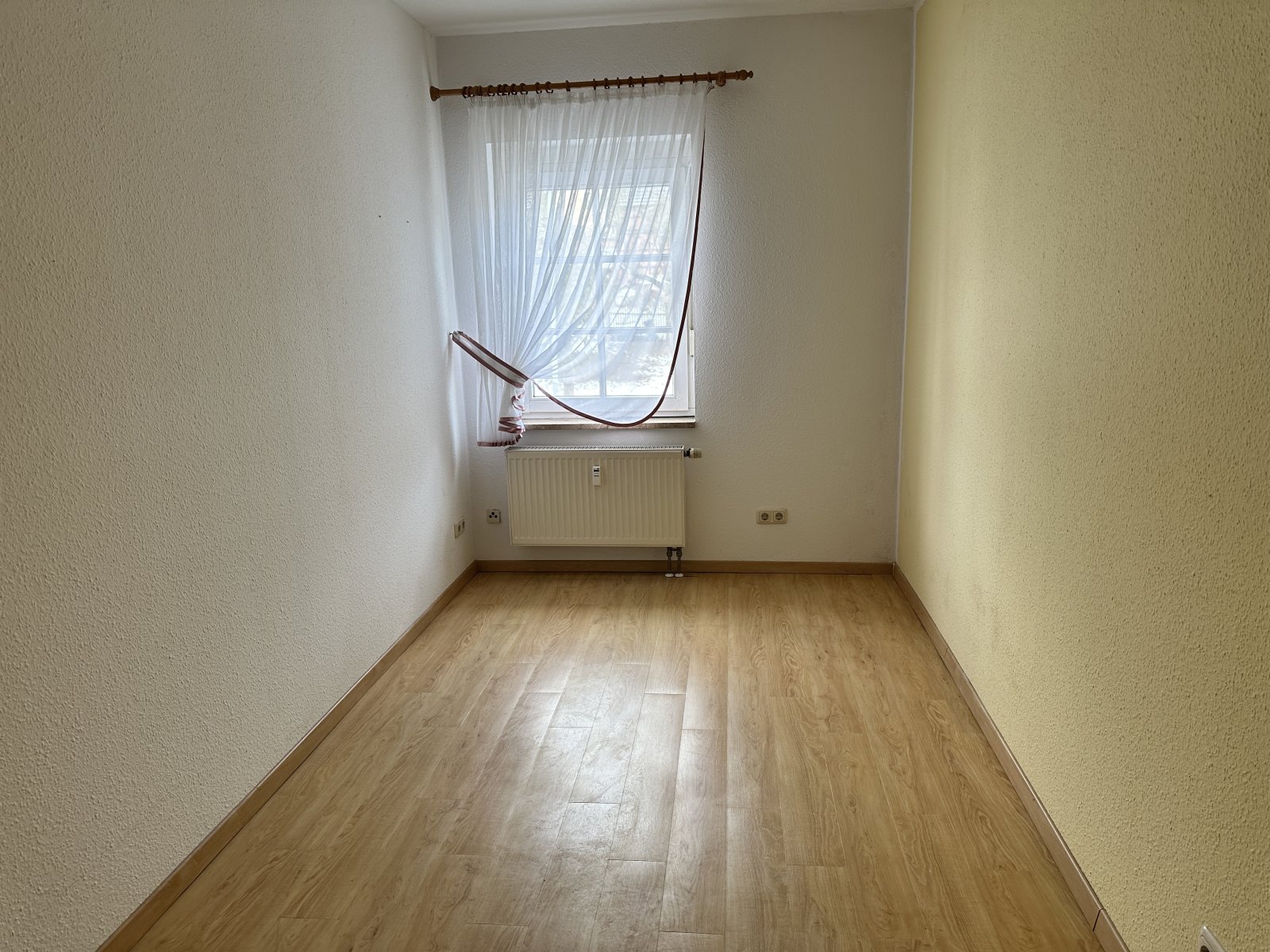Attraktive 3-Raumwohnung mit Balkon & Carport-Stellplatz in Fraureuth! Modernisierungsbedürftig!