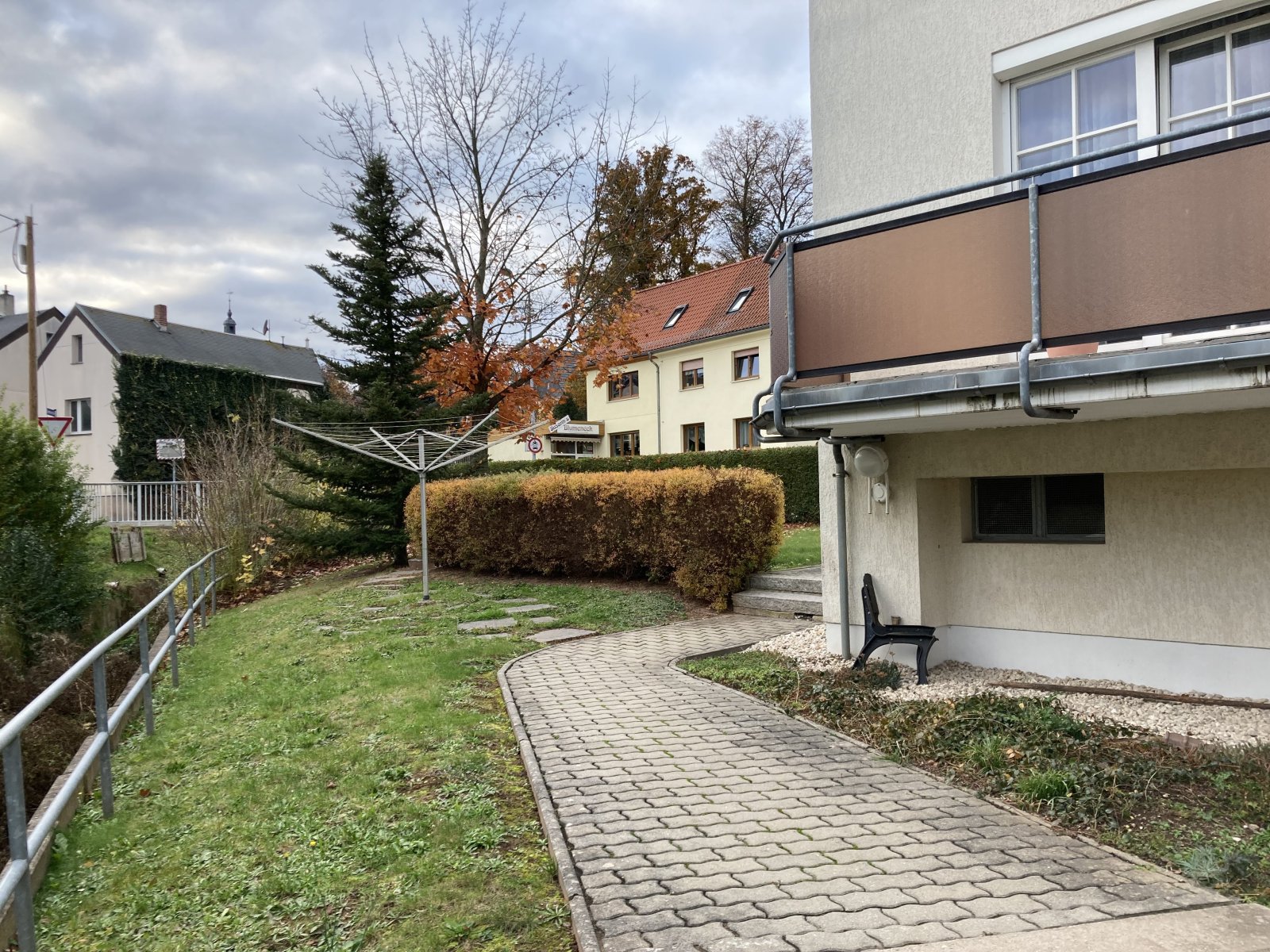 Attraktive 3-Raumwohnung mit Balkon & Carport-Stellplatz in Fraureuth! Modernisierungsbedürftig!